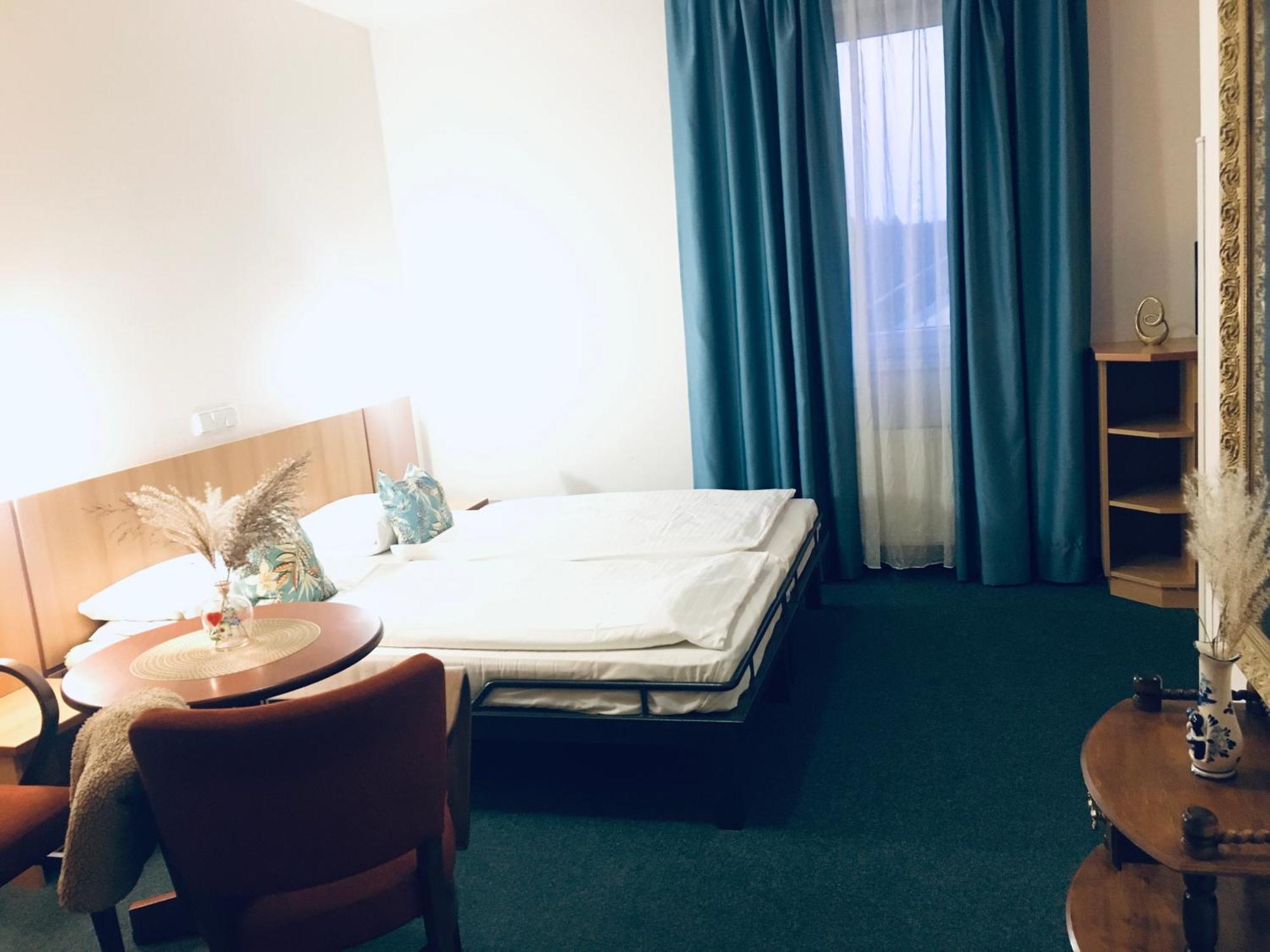 Penzion Hotelu Central Dvůr Králové nad Labem Dış mekan fotoğraf